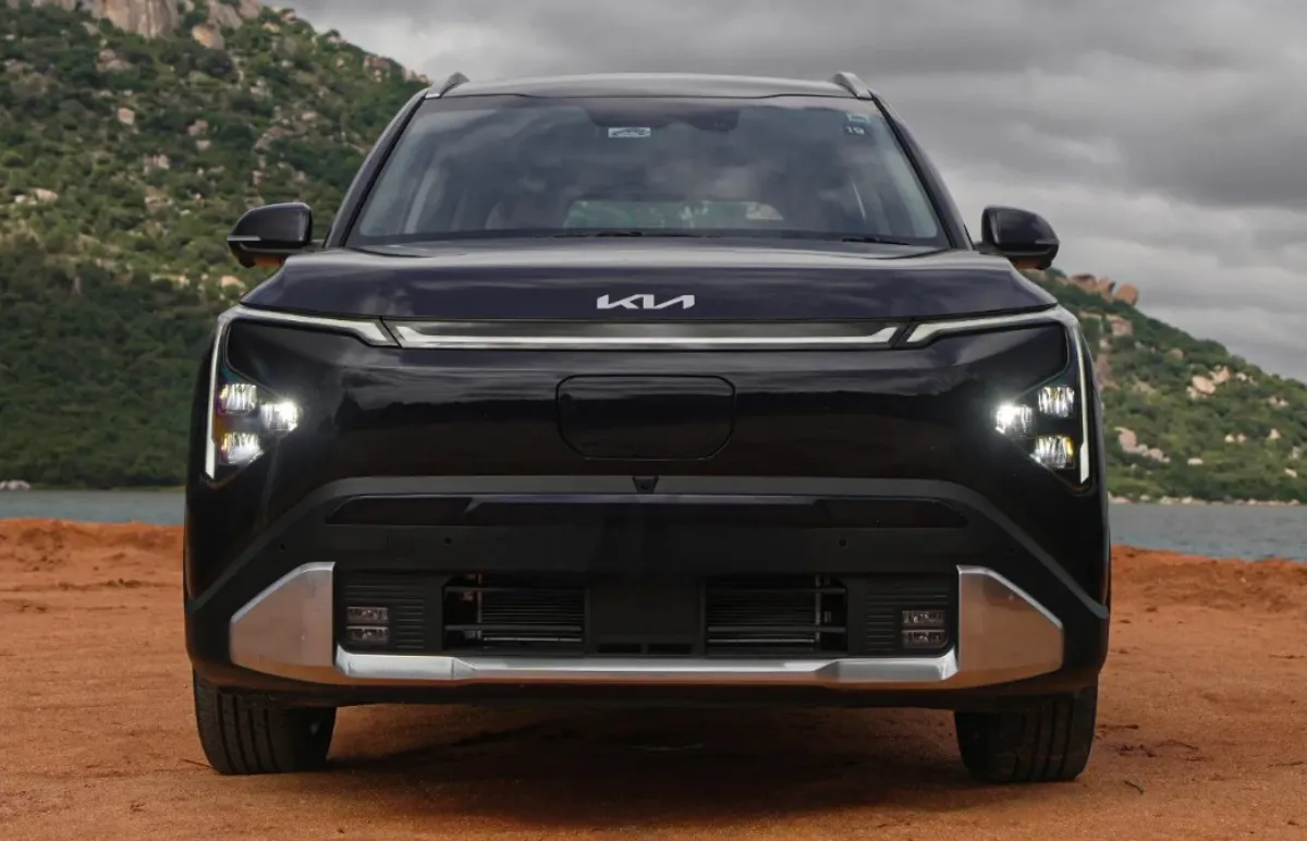 Kia Carens Clavis EV in black
